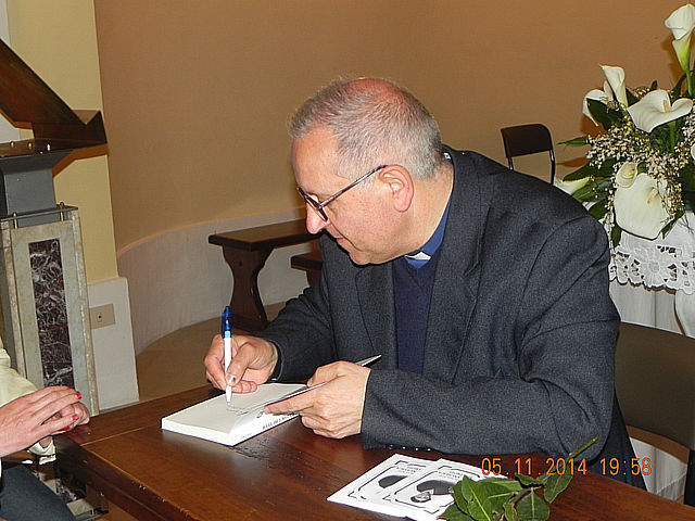 Don Francesco Sirufo firma il suo libro