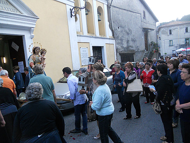 Maria di Costantinopoli entra nella Chiesa di San Francesco